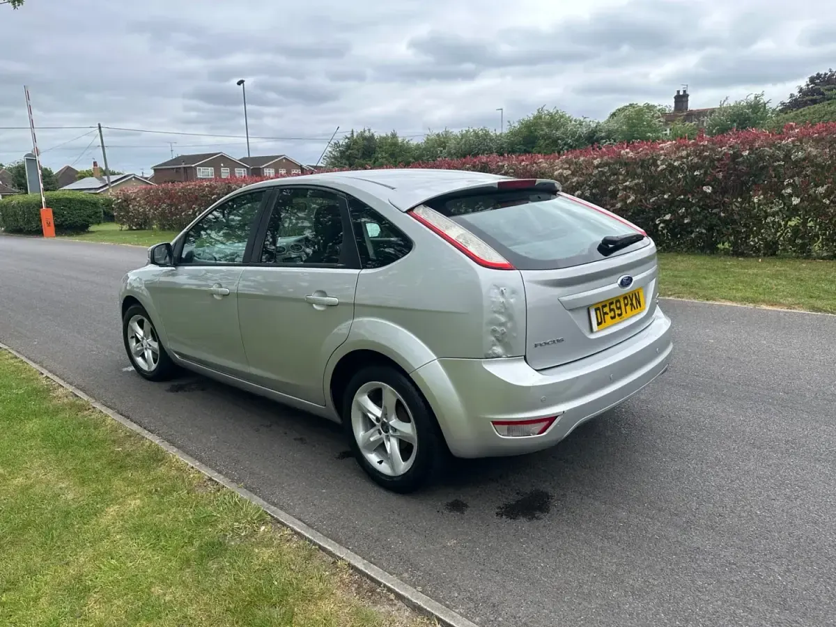 Używany Ford Focus Zetec 2010 Srebrny Hatchback