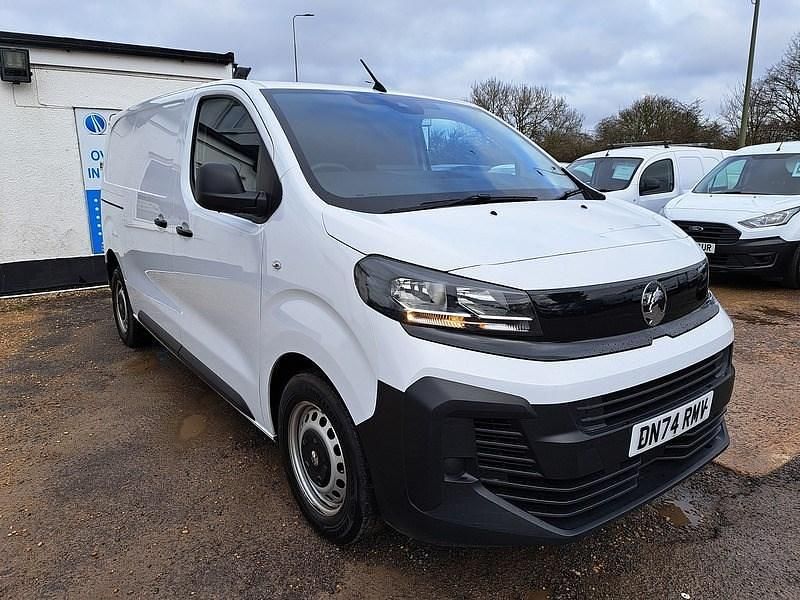 Second-hand Vauxhall Vivaro 2024 Alb Monovolum