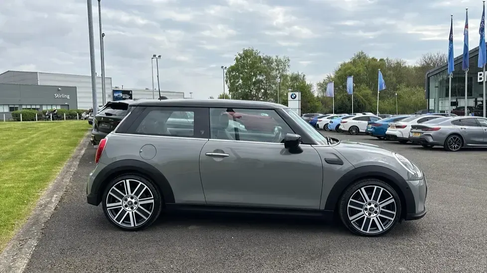Usado Mini Cooper Exclusive 134 HP (98 kW) 2022 Cinzento Citadino