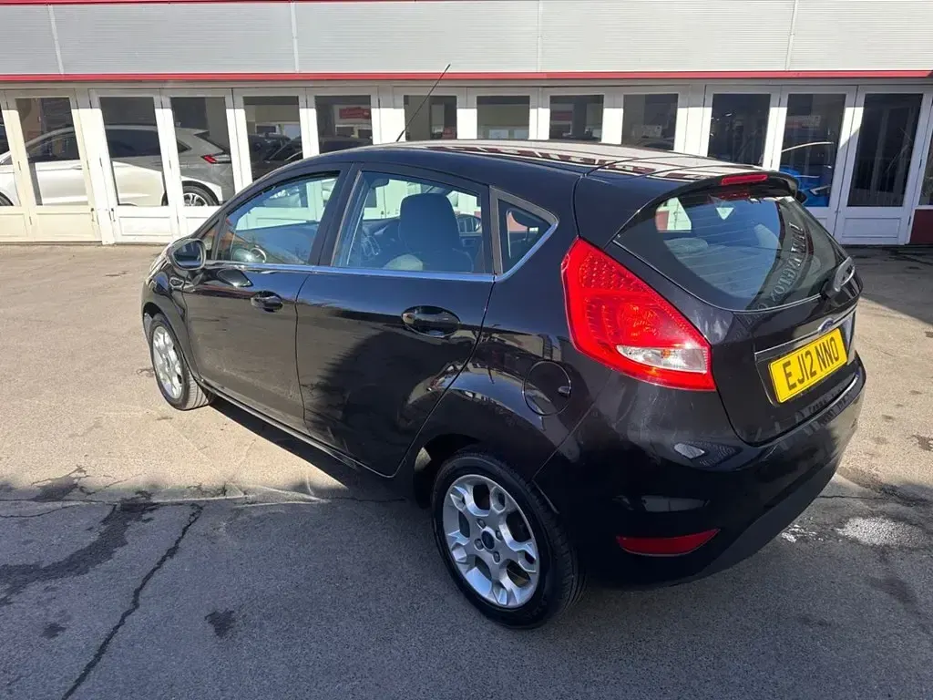 Begagnad Ford Fiesta Zetec 86 HK (63 kW) 2012 Svart Halvkombi