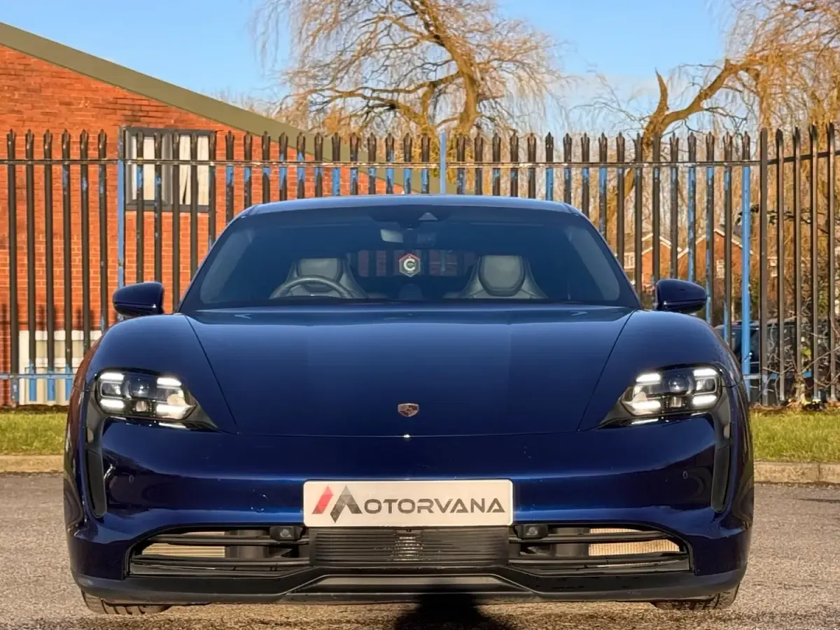Begagnad Porsche Taycan Performance Package 389 kW (530 HK) 2020 Blå Sedan