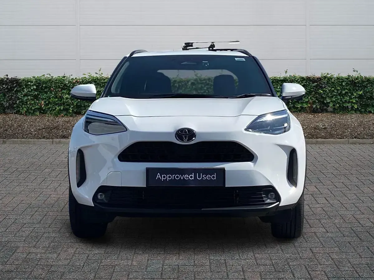 Used Toyota Yaris Hybrid Design 2026 Pure white Estate