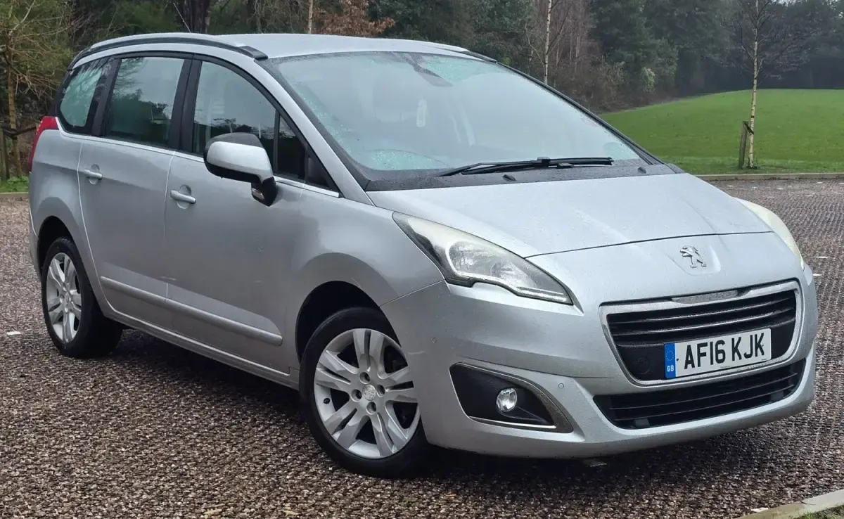 Usado Peugeot 5008 Active 120 HP (88 kW) 2016 Prateado Monovolume