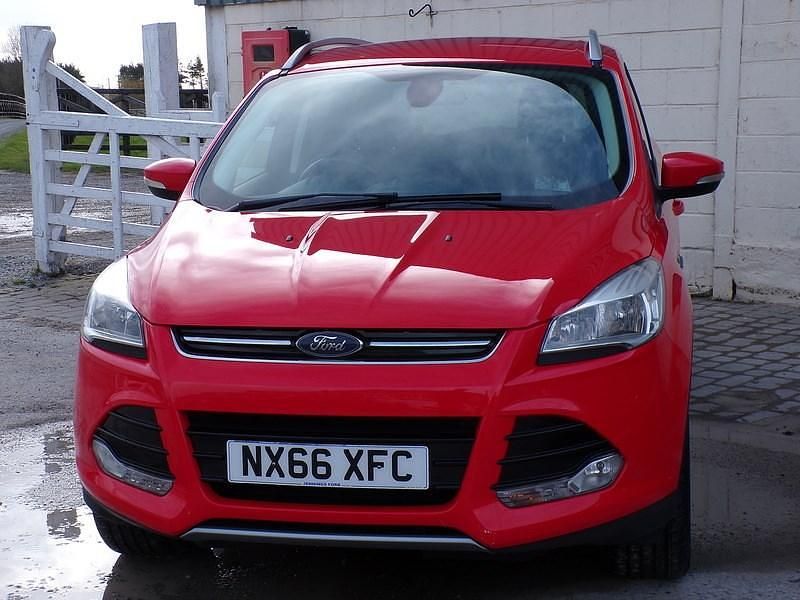Used Ford Kuga Titanium 180 HP (132 kW) 2016 Red SUV