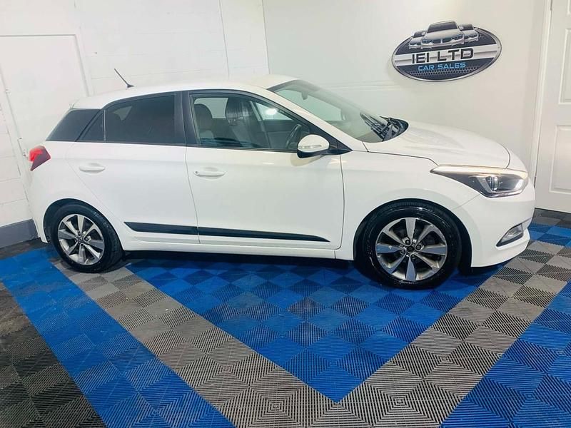 Used Hyundai i20 Premium 2016 White Hatchback