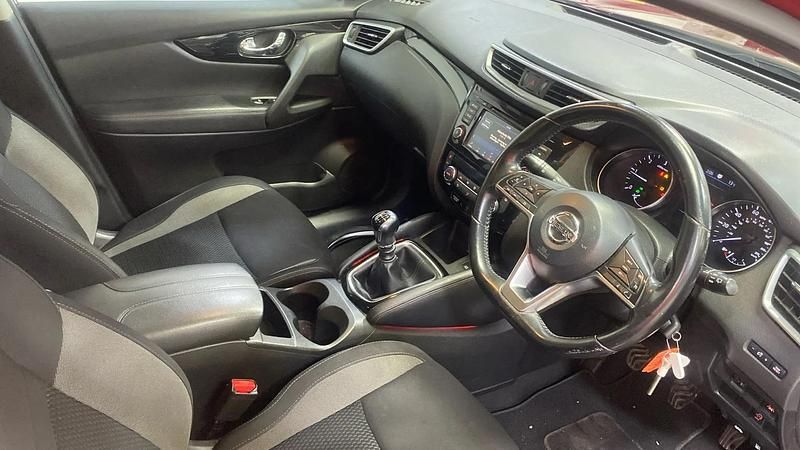 Used Nissan Qashqai Acenta Premium 115 HP (84 kW) 2019 Red SUV