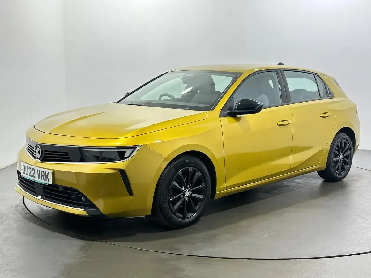 Used Vauxhall Astra Design Edition 130 HP (95 kW) 2022 Yellow Hatchback