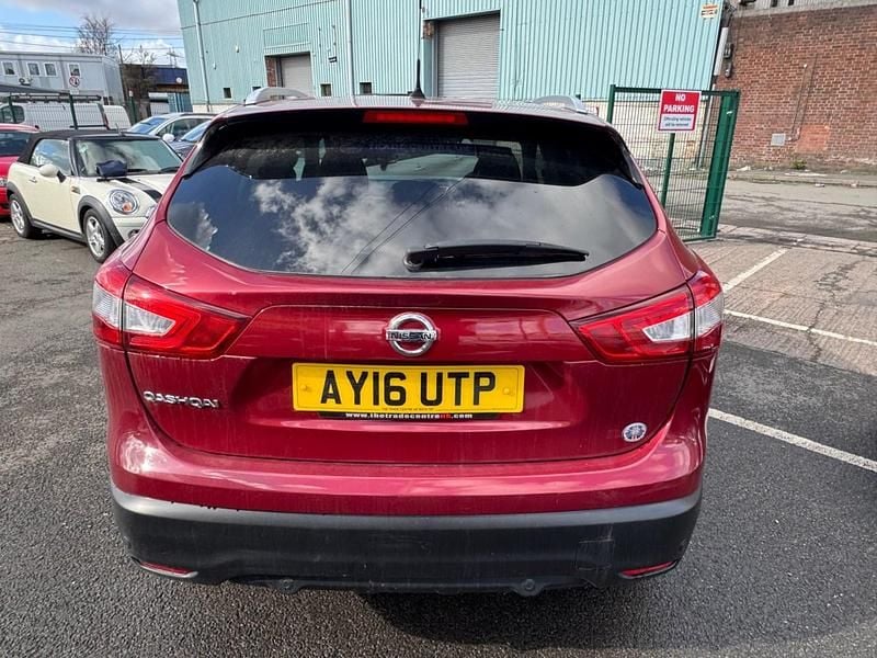 Used Nissan Qashqai N-Connecta 115 HP (84 kW) 2016 Red SUV