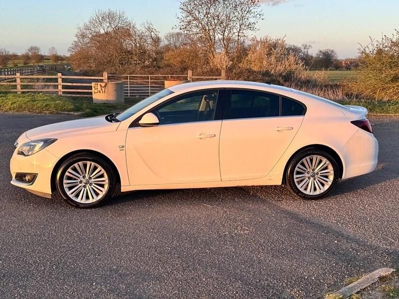 Used Vauxhall Insignia SRi 140 HP (102 kW) 2017 White Hatchback