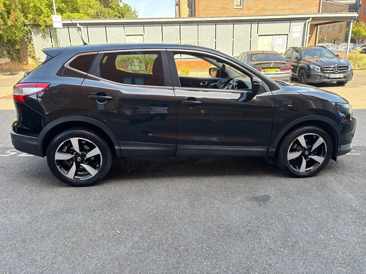Used Nissan Qashqai N-Connecta 115 HP (84 kW) 2016 Black SUV