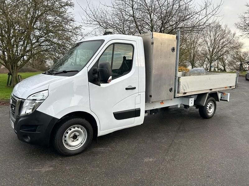 White Used 2021 Nissan NV400 Tekna Van | £10,995 (Good price) - Image 1/4