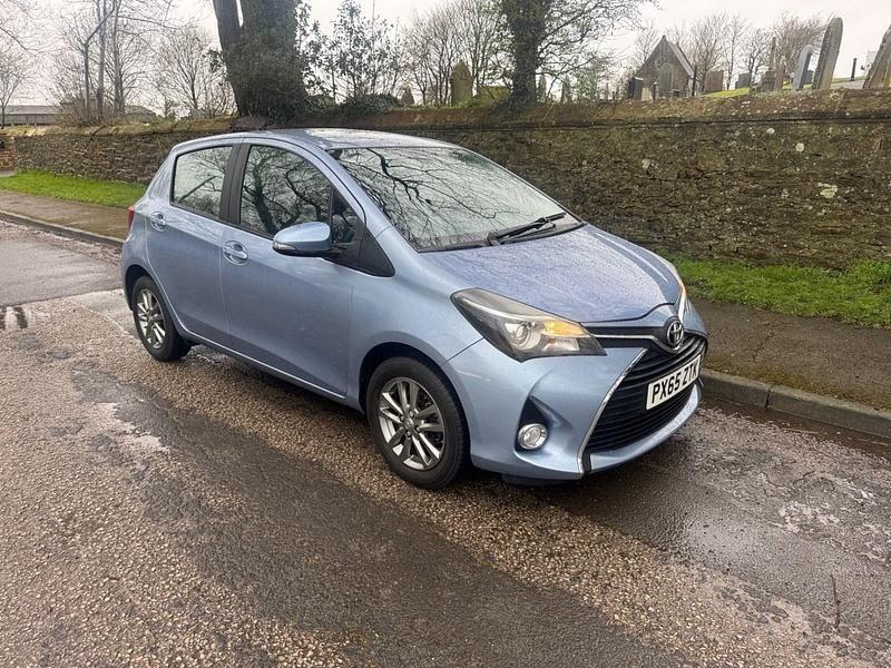 Used Toyota Yaris 99 HP (72 kW) 2015 Blue Hatchback