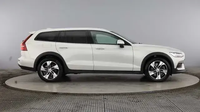 Used Volvo V60 CC 247 HP (181 kW) 2022 Estate