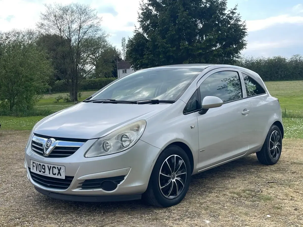 Begagnad Vauxhall Corsa Club 90 HK (66 kW) 2009 Silver Halvkombi