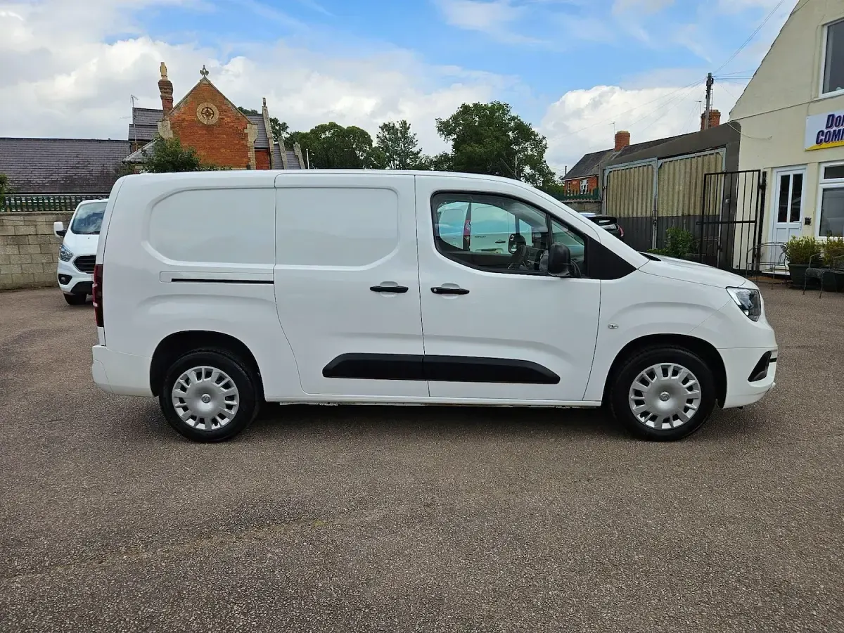 Used Vauxhall Combo Sportive 100 HP (73 kW) 2020 White MPV