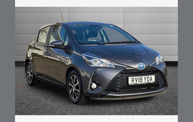 Used Toyota Yaris Hybrid 100 HP (73 kW) 2018 Decuma grey Hatchback