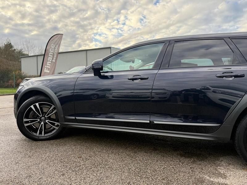 Used Volvo V90 CC Pro 2018 Blue Estate