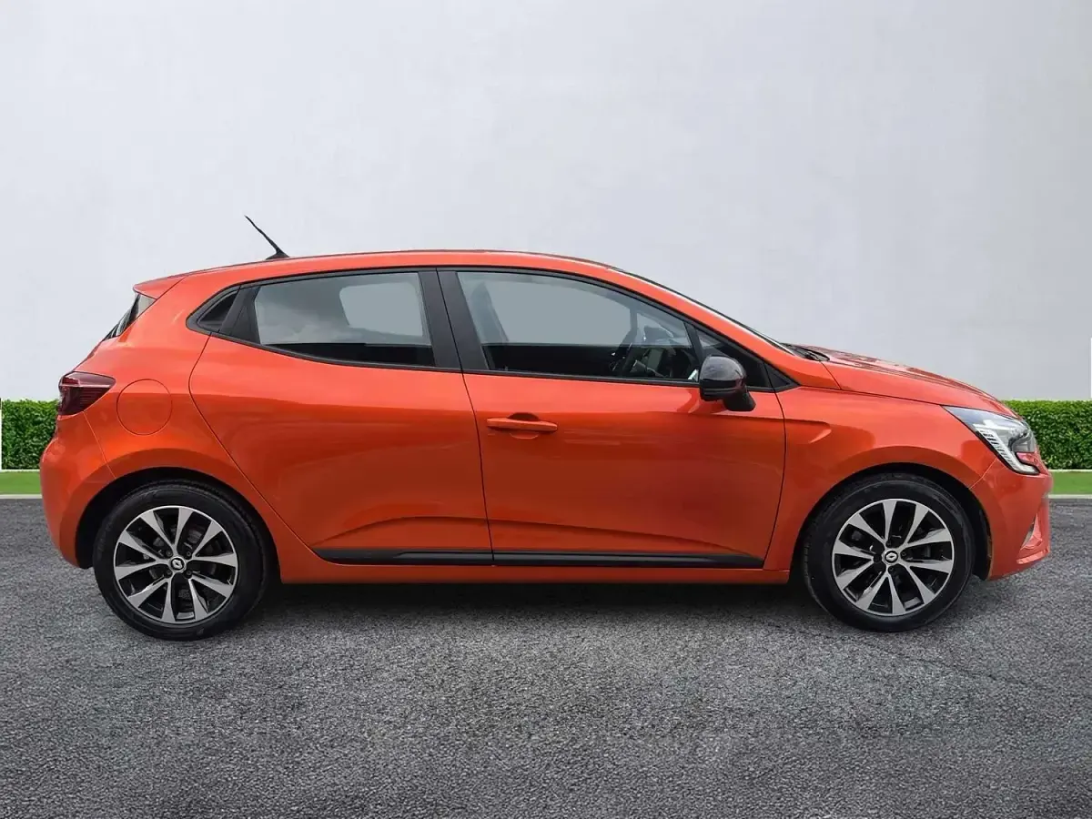 Used Renault Clio Evolution 145 HP (106 kW) 2023 Orange Hatchback