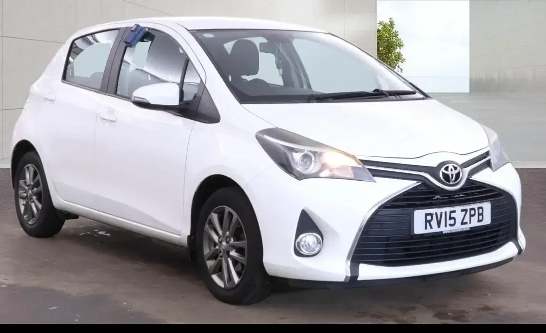 Used Toyota Yaris 99 HP (72 kW) 2015 White Hatchback