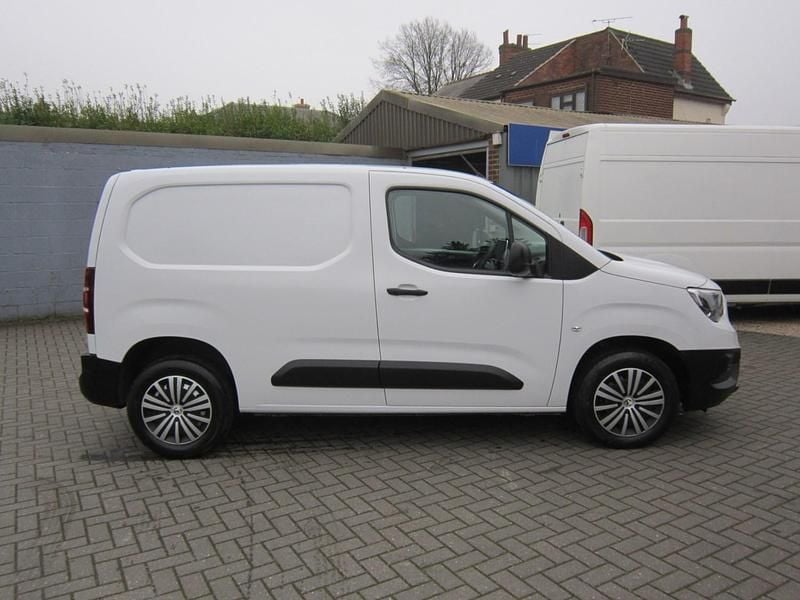 Second-hand Vauxhall Combo 100 CP (73 kW) 2023 Alb Monovolum
