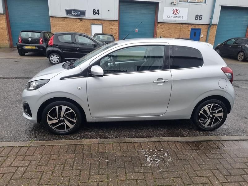 Begagnad Peugeot 108 Allure 2018 Silver Halvkombi