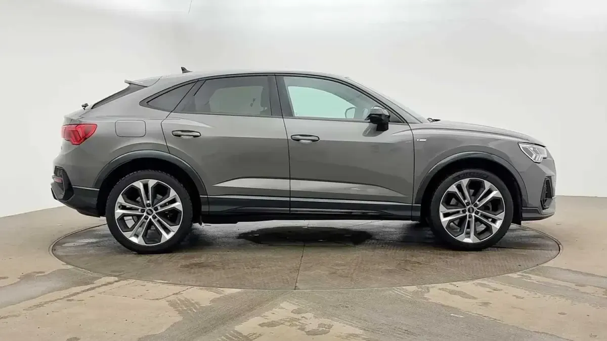 Używany Audi Q3 Advanced 245 KM (180 kW) 2023 Szary SUV