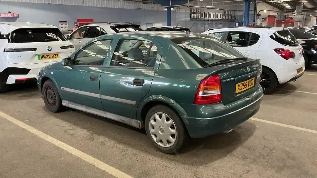 Second-hand Vauxhall Astra Club 2001 Verde Hatchback