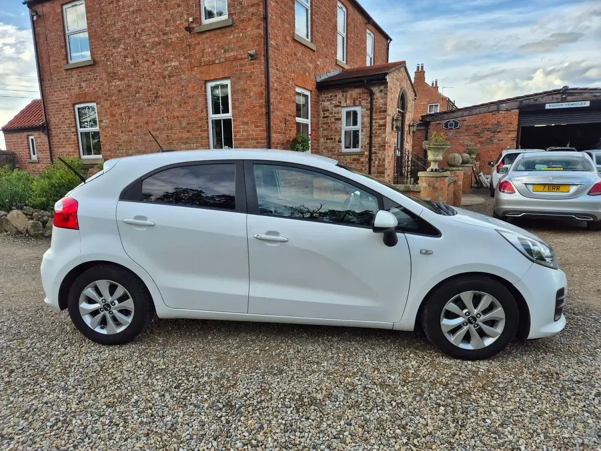 Used Kia Rio 2015 White Hatchback