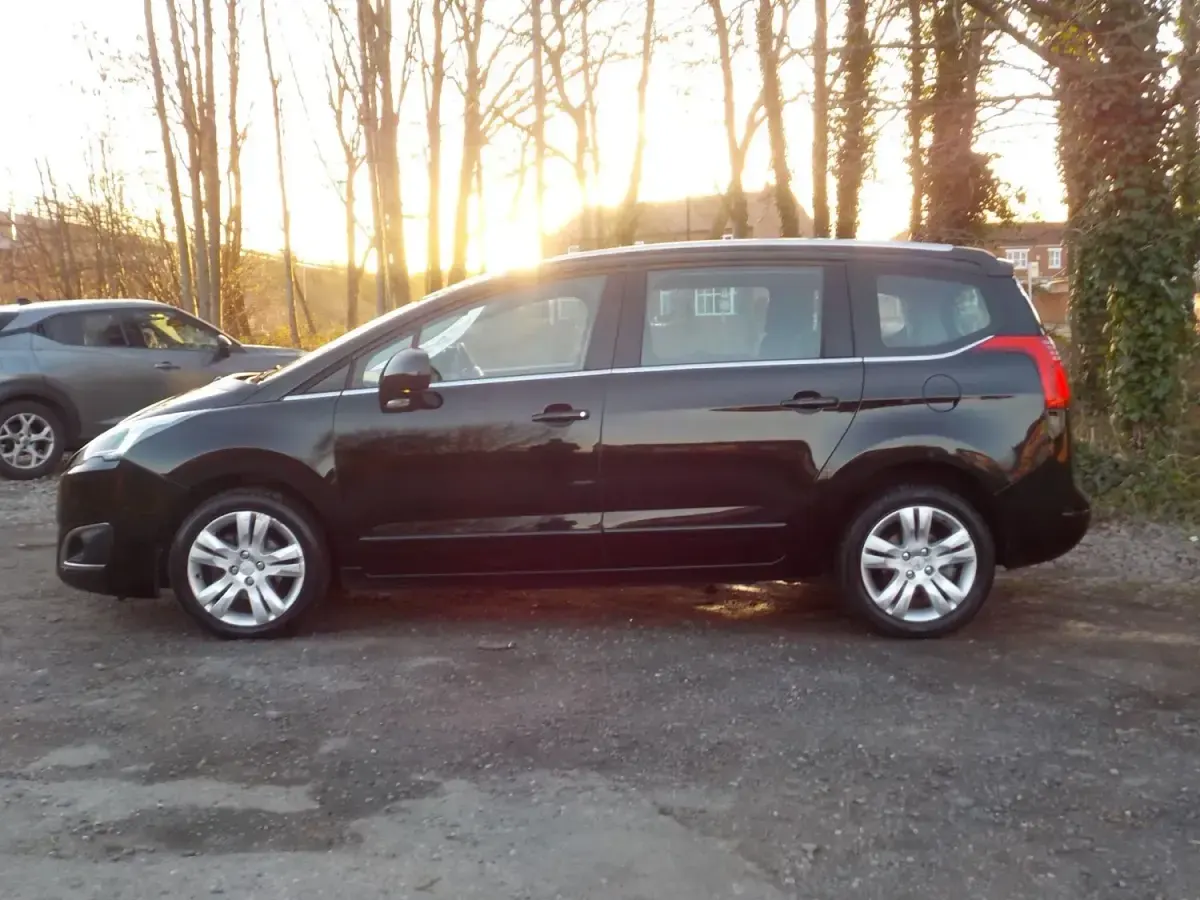 Używany Peugeot 5008 Active 115 KM (84 kW) 2014 Czarny Minivan