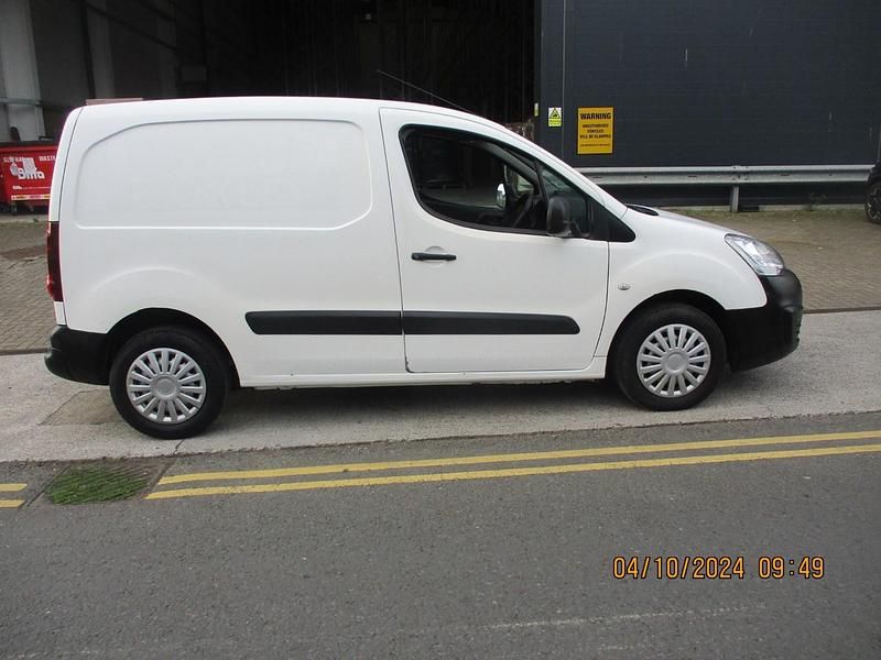 Used Peugeot Partner S 100 HP (73 kW) 2017 White MPV