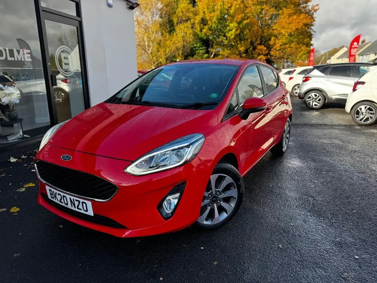 Usado Ford Fiesta Trend 95 CV (69 kW) 2020 Rojo Utilitario