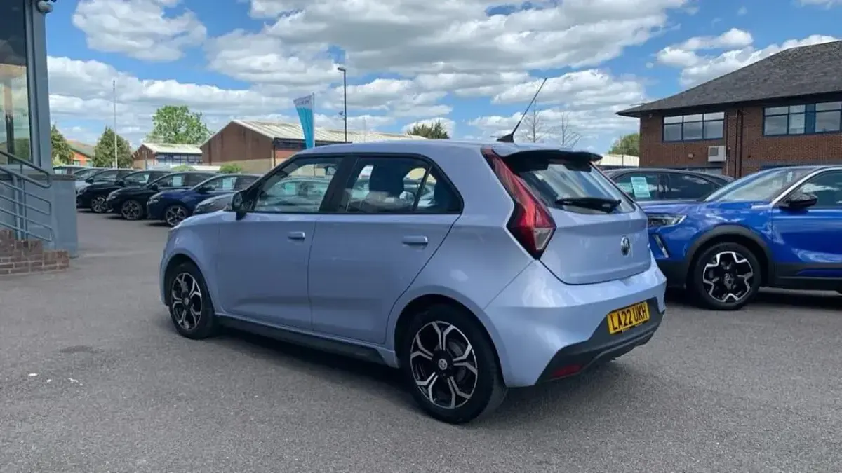 Begagnad MG MG3 Exclusive 105 HK (77 kW) 2022 Grå Halvkombi