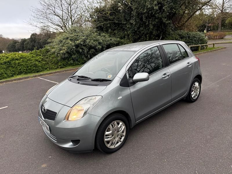 Used Toyota Yaris T3 85 HP (62 kW) 2006 Silver Hatchback