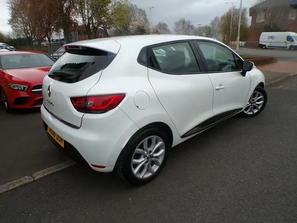 Used Renault Clio Dynamique 75 HP (55 kW) 2017 White Hatchback