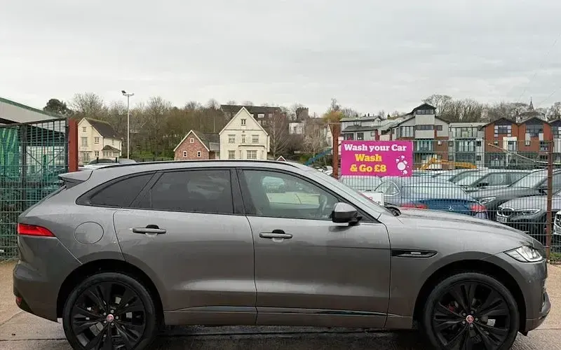 Usado Jaguar F-Pace R-Sport 179 HP (131 kW) 2020 SUV
