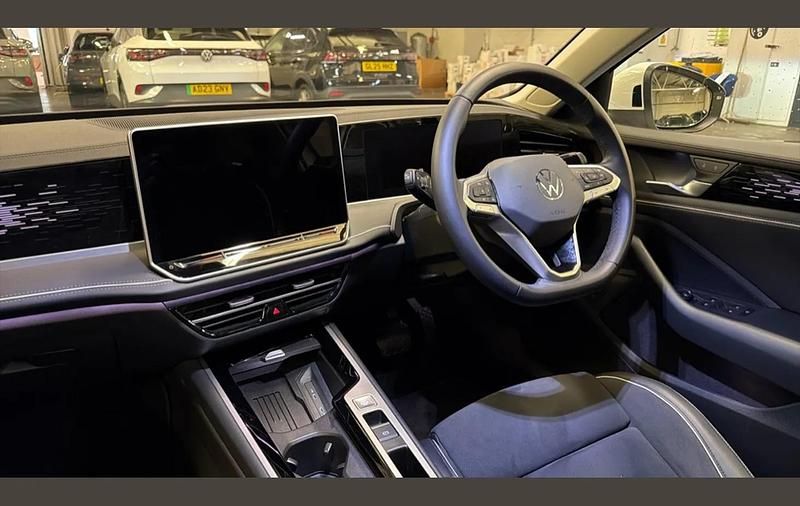 Used VW Passat Elegance 200 HP (147 kW) 2025 White Estate