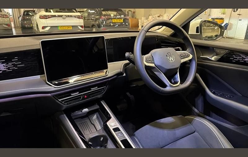 Used VW Passat Elegance 204 HP (150 kW) 2025 White Estate