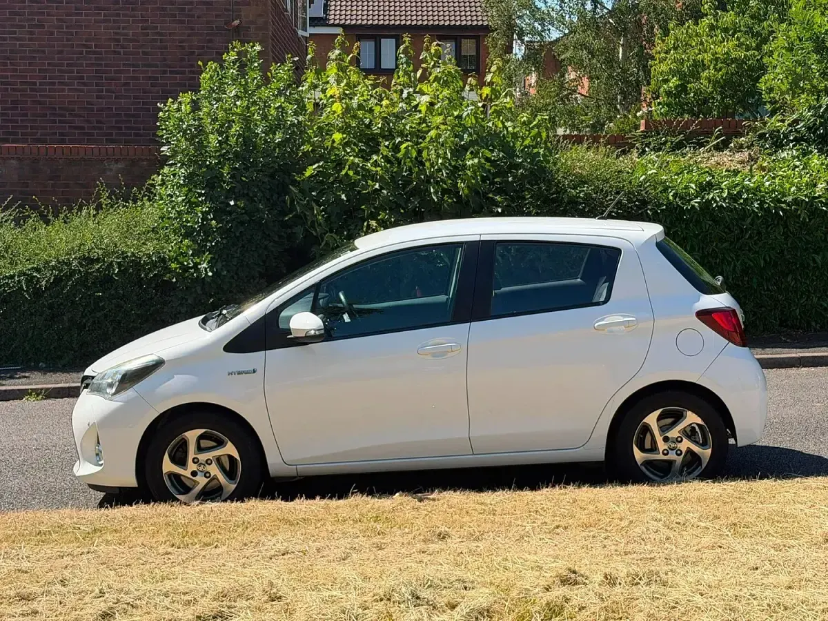Used Toyota Yaris 2015 White Hatchback