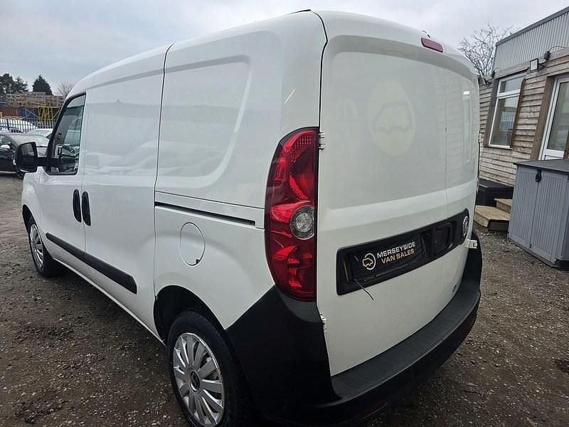 Used Vauxhall Combo 95 HP (69 kW) 2017 White MPV