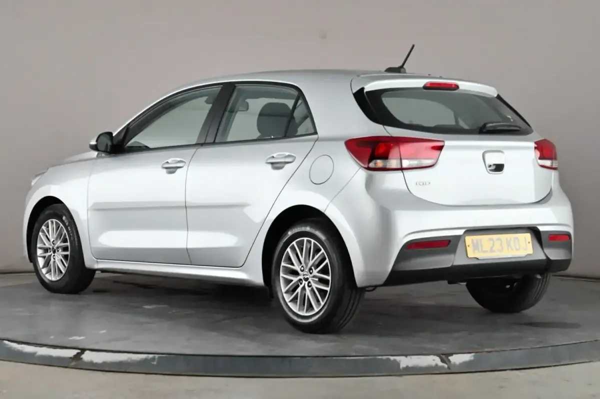 Used Kia Rio 99 HP (72 kW) 2023 Silver Hatchback