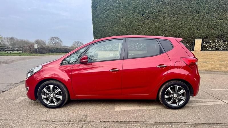 Used Hyundai ix20 Premium 90 HP (66 kW) 2017 Red Hatchback
