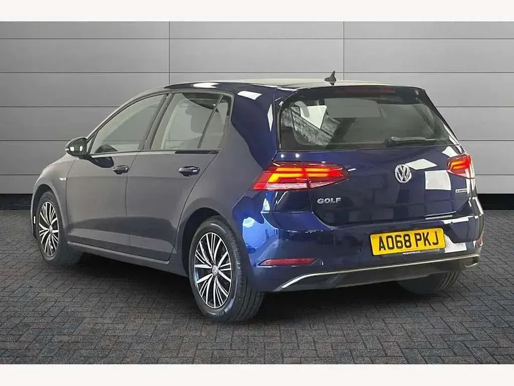 Used VW Golf VII SE 130 HP (95 kW) 2018 Blue Hatchback