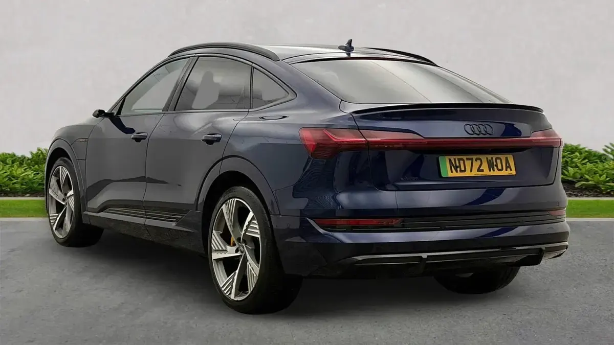 Begagnad Audi e-tron Business 300 kW (408 HK) 2023 Blå SUV