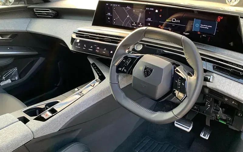New Peugeot e-3008 Allure 156 kW (213 HP) 2025 Titane grey SUV