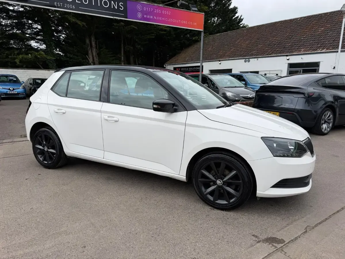 Usado Skoda Fabia Colour Edition 90 CV (66 kW) 2017 Blanco Utilitario