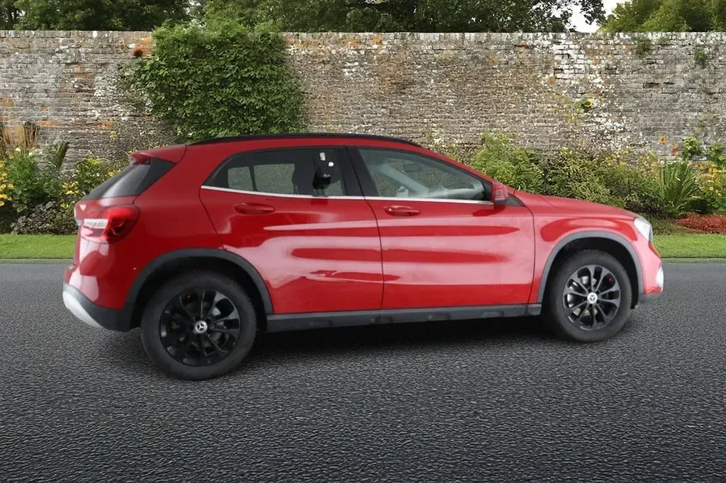 Used Mercedes GLA200 SE 156 HP (114 kW) 2018 Red SUV