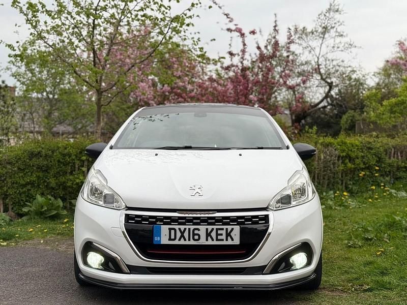 Used Peugeot 208 Prestige 208 HP (152 kW) 2016 White Hatchback