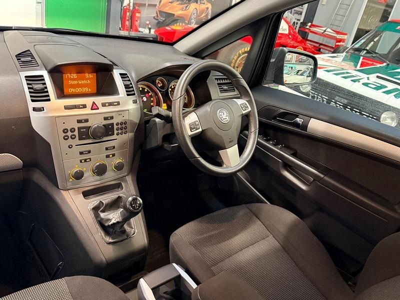 Used Vauxhall Zafira SRi 140 HP (102 kW) 2010 Silver MPV