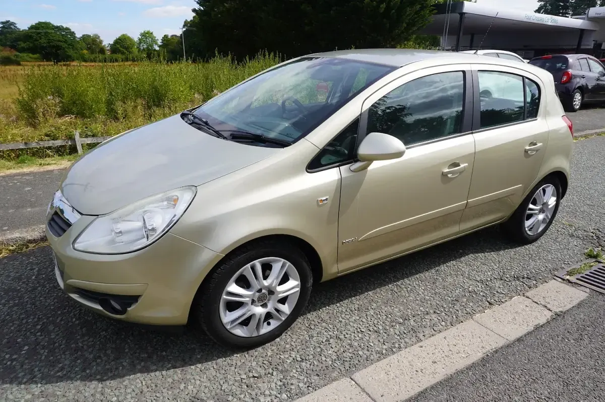 Used Vauxhall Corsa Design Edition 89 HP (65 kW) 2008 Gold Hatchback