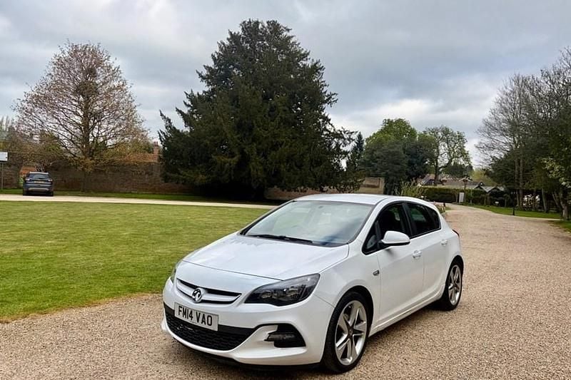 Used Vauxhall Astra Edition 140 HP (102 kW) 2014 White Hatchback